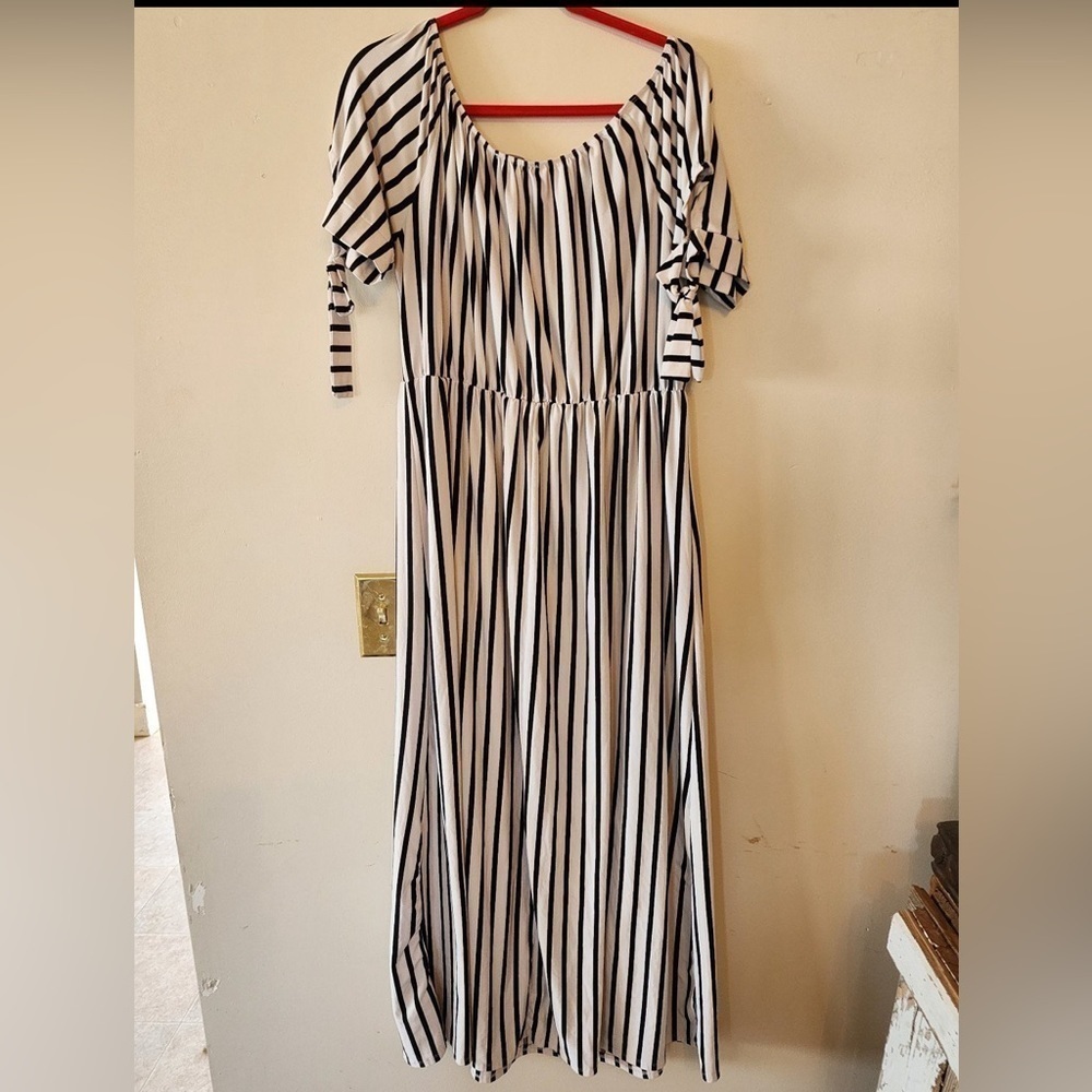 Vibe white and black 2x dress - Picture 2 of 3